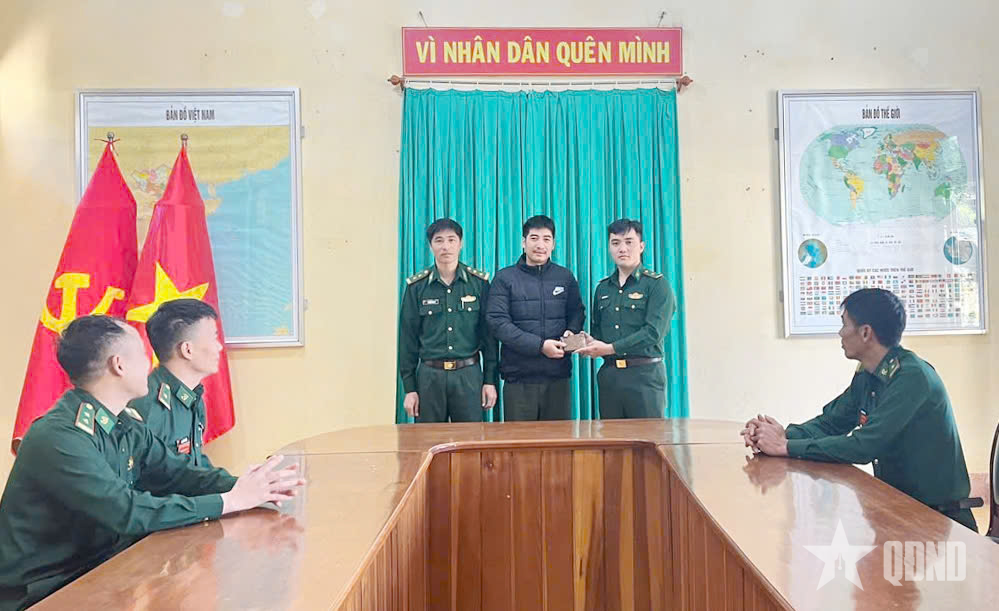 Bộ đội Biên phòng tỉnh Lâm Đồng trao trả tài sản cho người đánh mất